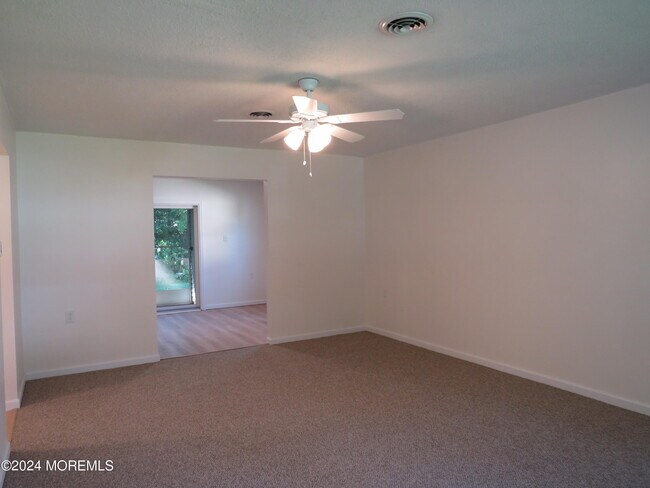 Building Photo - 220 Lexington Dr