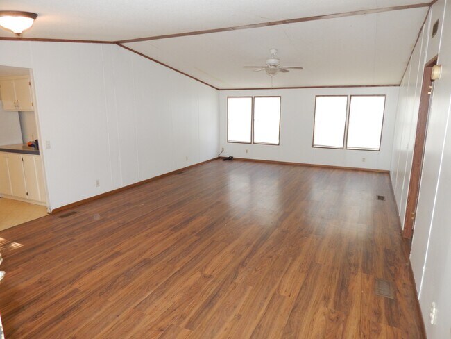 Foto del edificio - Spacious 3 Bedroom, 2 Bath Double-Wide Mobile Home