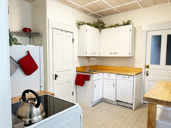 Building Photo - 909 E 5th St