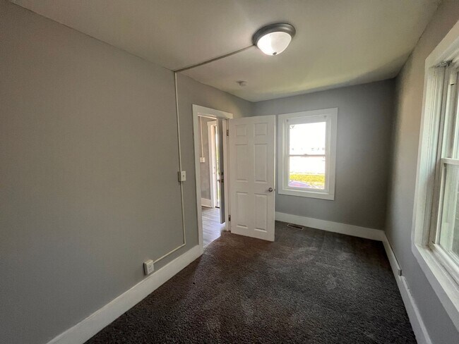 Foto del edificio - 2 bedroom 1 bath home in Rock Island