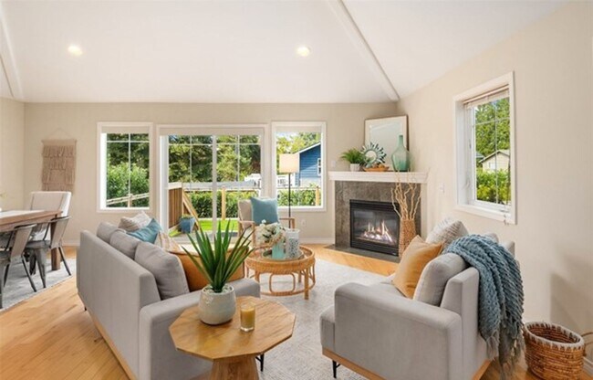 Foto del edificio - Impeccably Maintained and Wonderfully Updated Kenmore Home with 3 Bed and 2.5 Bath