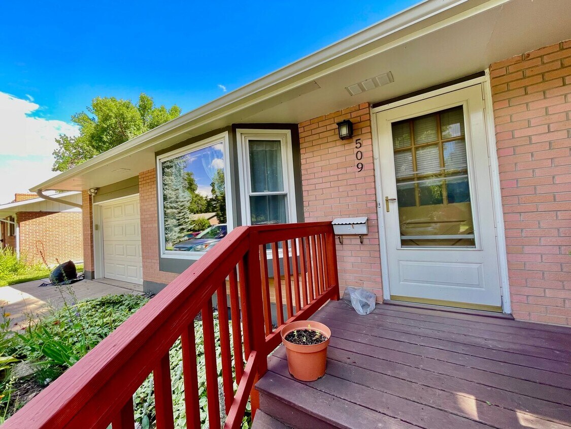 Foto principal - Partially Remodeled Home in Prime Fort Col...