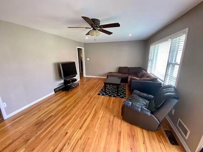 Foto del edificio - Four Bedroom, Two FULL Bath, Waldo Home fo...