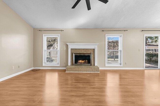 Foto del edificio - 111 Hopper Dr