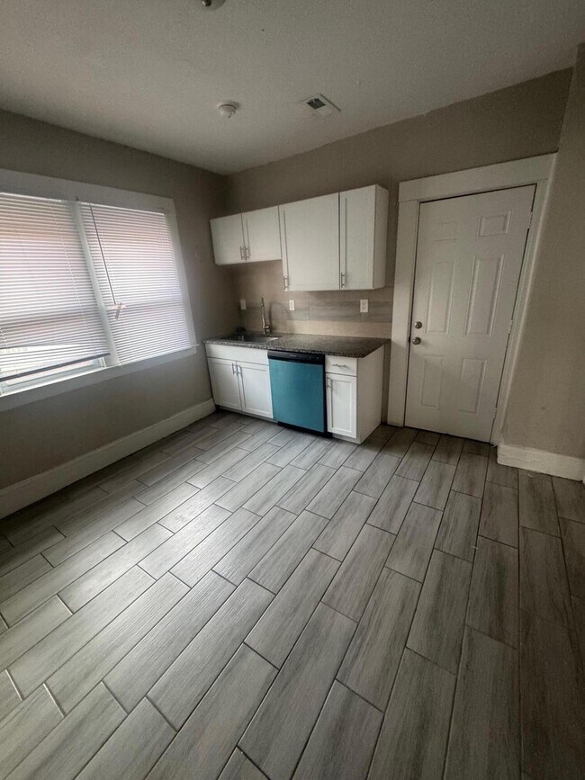 Building Photo - 2925 Calvert St