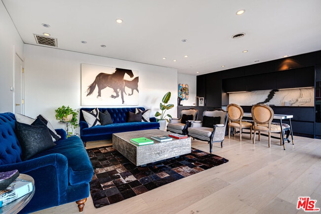 Foto del edificio - 8560 Franklin Ave