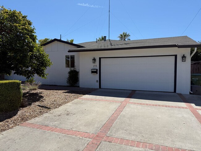 Foto del edificio - Beautiful Fully Remodeled 4 Bedroom 2 Bath...