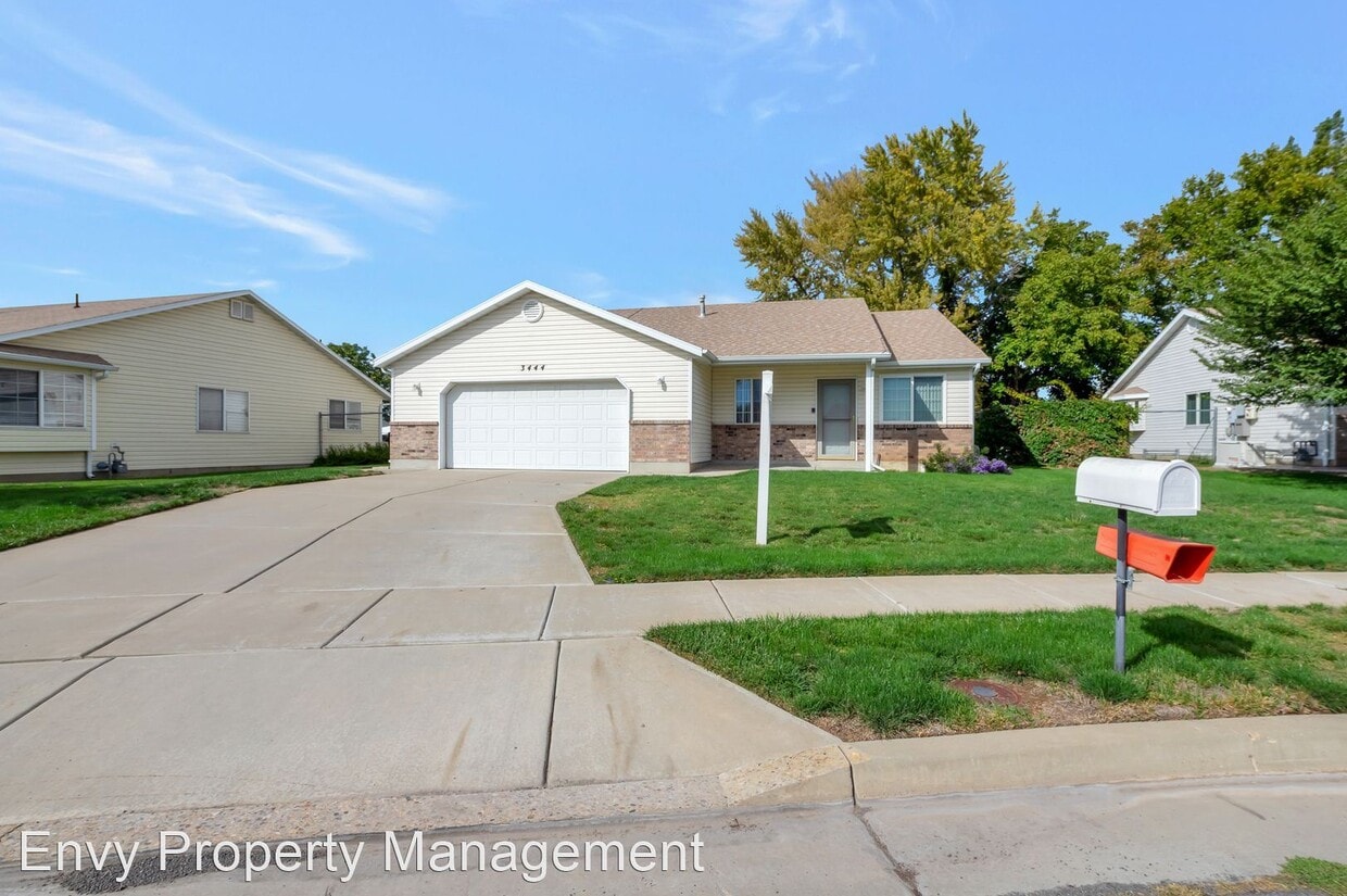 3 br, 2 bath House 3444 W 5075 S House Rental in Roy, UT