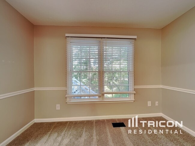 Building Photo - 47 Oak Ln