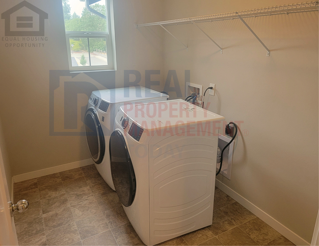 Building Photo - 4 Bedroom House in Lacey!
