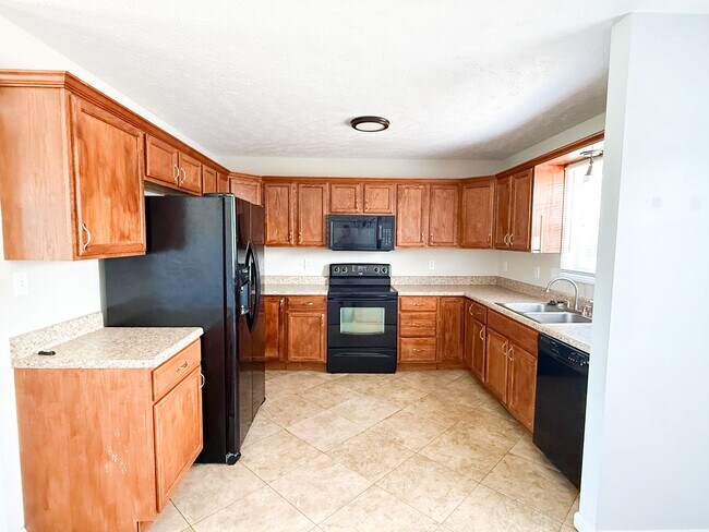 Building Photo - 3 Bedroom 2 Bathroom Townhome
