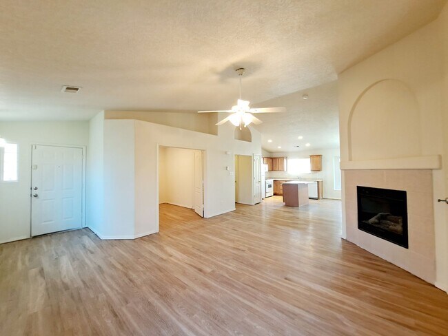 Building Photo - Charming 3 Bed 2 Bath Home in Huning Ranch