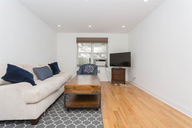Building Photo - 1BR Co-op For Rent!