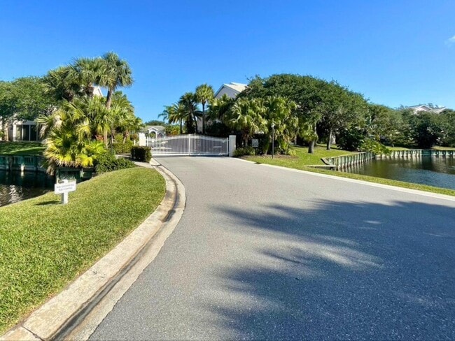 Gated Entrance - 3007 Fairway Dr N