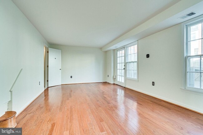 Building Photo - 4432 Longworthe Square