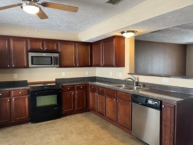 Building Photo - "Charming 2-Bed, 2.5-Bath Townhouse with 1...