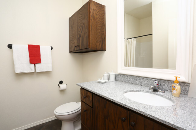 2BR, 2BA - 1033SF - Bathroom - Ridgewood Apartments