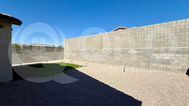Foto del edificio - 24196 W Hess Ave