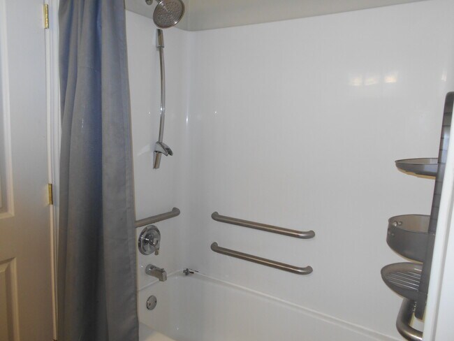 Ducha sobre bañera - 735 Washington St
