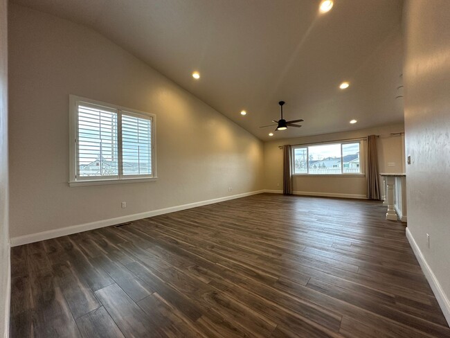 Building Photo - Beautiful 3bed, 2bath 1600sq.ft. home in F...