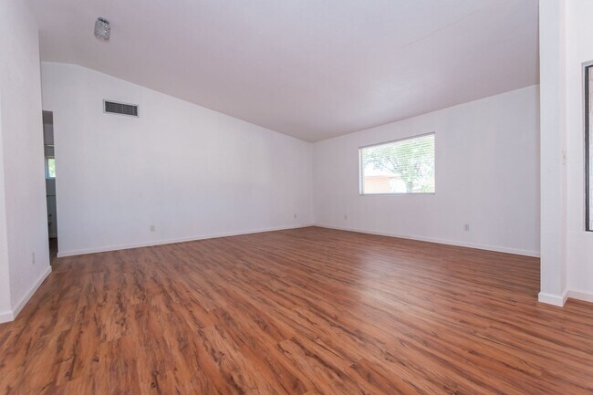 Foto del edificio - Charming Cul De Sac Home w/ 3 Bedroom, 2 Bath, Central A/C, Large  2 Car Garage, & RV Hook-Ups