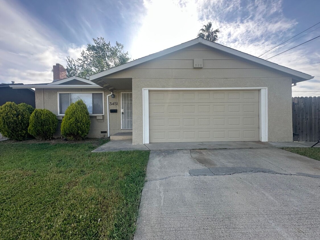 Primary Photo - Recently Updated 4 Bedroom Home with Yard