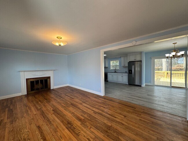 Building Photo - Move-in Ready!