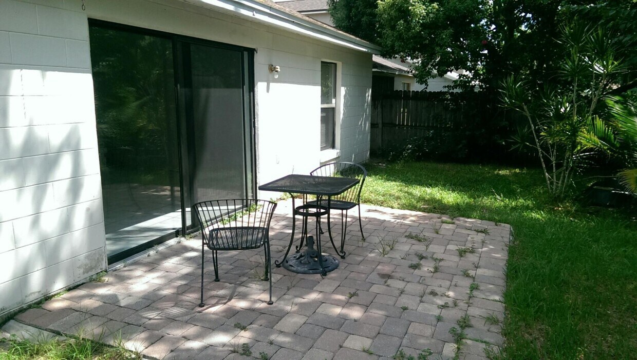 Building Photo - Great 3 BR home - Fenced Back Yard - A rat...