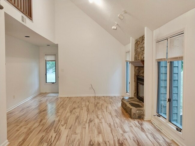 Large great room with stone fireplace open placel - 3239 Sunnymede Ln