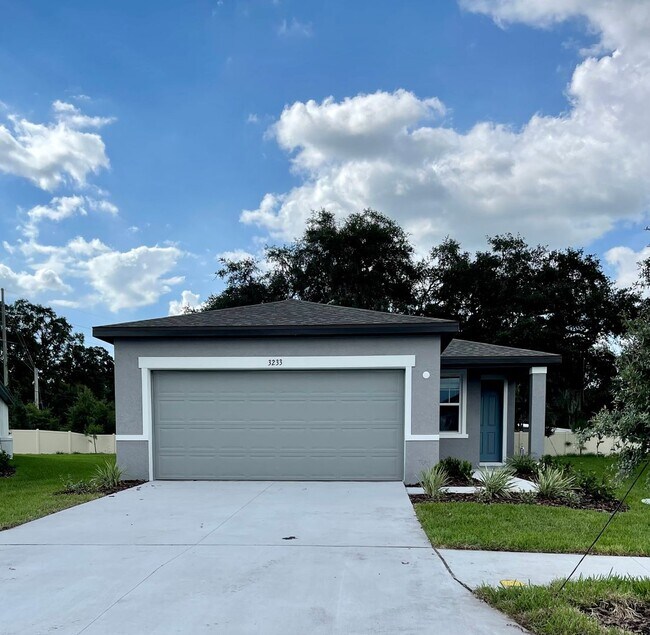 Foto del edificio - Available NOW! VERY well maintained 4/2 in...