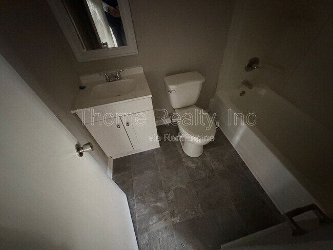 Foto del edificio - 402 E Northern Blvd