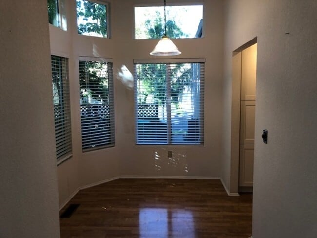 Foto del edificio - 1304 Foothill Dr