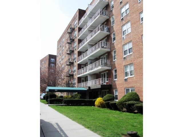 Primary Photo - 709 Warburton Ave