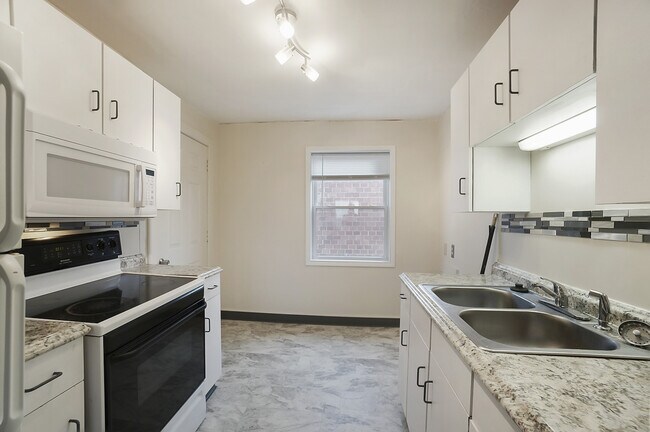 Foto del edificio - Fourplex - 1560 Cardington Rd, Kettering, ...