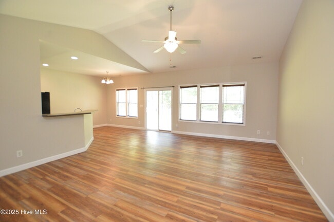 Foto del edificio - 222 Lakeside Dr