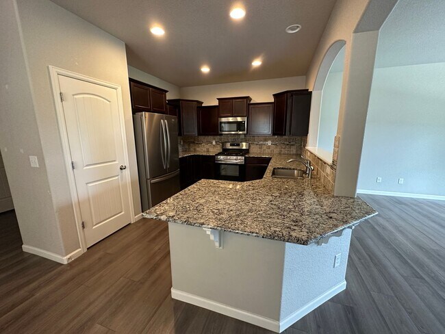 Building Photo - 3 BED 3 BATH TOWNHOME WITH AMAZING MOUNTAI...