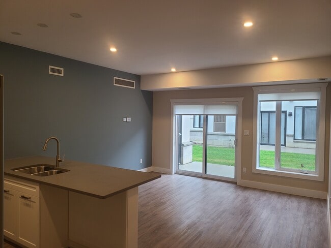 Building Photo - 550 Sandison St