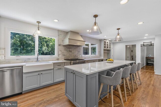 Building Photo - 723 Forest Ridge Dr