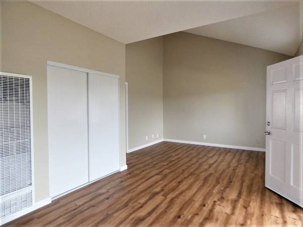 Building Photo - 1546 W 145th St