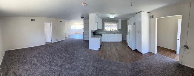 Building Photo - Large 4 bedroom / 2 Bathroom Home in Hemet