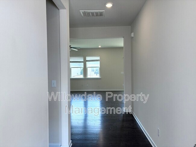 Foto del edificio - 229 Willow Grove Ln