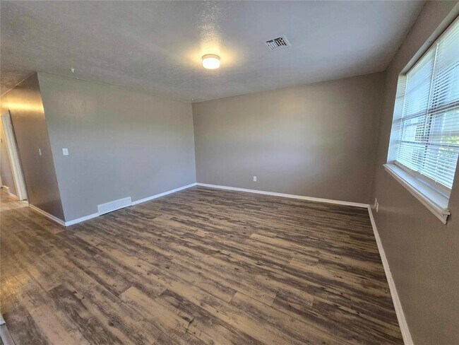Building Photo - 2500 SE 51st St