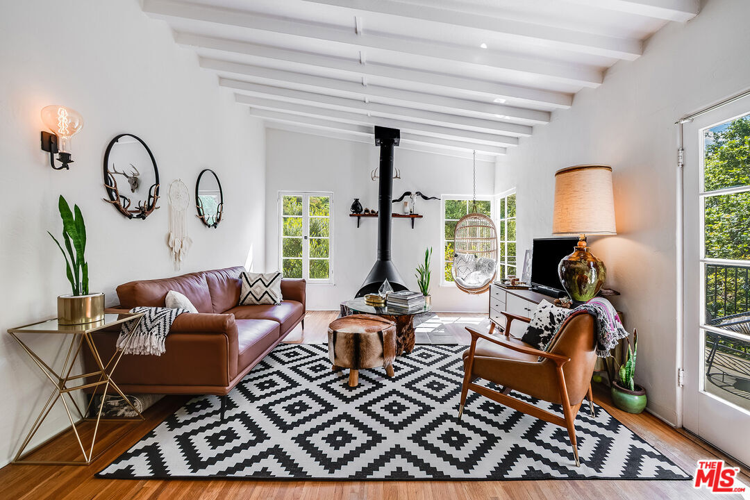 Foto principal - 1205 N Beverly Glen Blvd