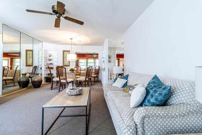 Foto del edificio - 1300 SE 7th Ct