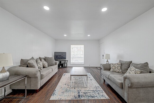 Foto del edificio - 5863 Inwood Dr