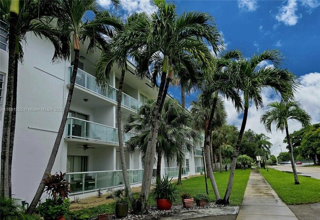 Building Photo - 1600 NE 114th St