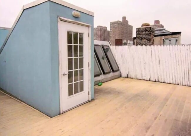 Building Photo - 252 Mott St