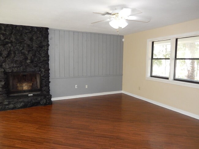 Building Photo - 913 Tamarack Ave