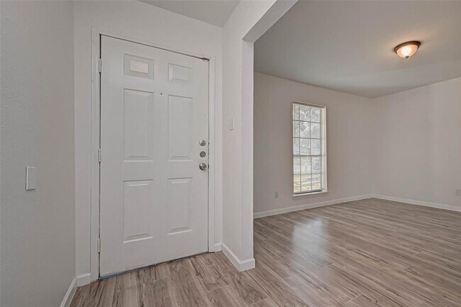 Building Photo - 5503 Lynngate Dr