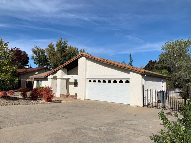 Building Photo - Mature dog considered. Nice home, convenient location off Placer & Wisconsin, Rdg.